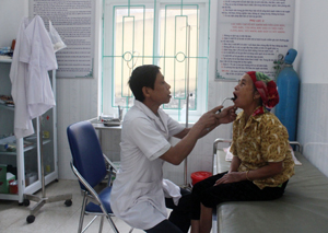 Người dân được khám - chữa bệnh bằng BHYT tại Trạm y tế xã Vạn Mai (Mai Châu).