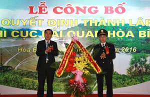 Đồng chí Nguyễn Văn Quang, Chủ tịch UBND tỉnh chúc mừng Chi cục Hải quan Hòa Bình chính thức đi vào hoạt động. 

