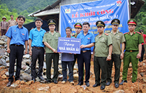Đoàn thanh niên Công an tỉnh phối hợp với Tỉnh đoàn tặng nhà nhân ái cho gia đình chính sách tại xã Đồng Ruộng (Đà Bắc).