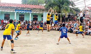Bóng chuyền là môn thể thao mũi nhọn của huyện Kim Bôi, đã mang về cho huyện nhiều thành tích cao. Ảnh: Các VĐV thi đấu giải bóng chuyền vô địch huyện Kim Bôi.