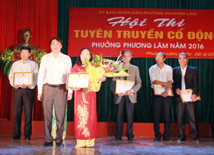 Lãnh đạo phường Phương Lâm trao giải nhất toàn đoàn cho đội thi liên tổ 10, 11, 12, 13A, 13B, 14, 15.