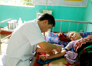 Cán bộ Trạm y tế xã Hiền Lương (Đà Bắc) chăm sóc sức khỏe người bệnh.