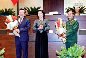 Chủ tịch Quốc hội Nguyễn Thị Kim Ngân  chúc mừng hai tân Phó Chủ tịch Quốc hội  Đỗ Bá Tỵ và Phùng Quốc Hiển.