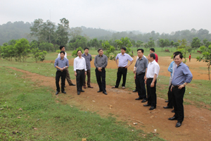 Đoàn công tác đi kiểm tra địa điểm dự kiến xây dựng chợ nông thôn của xã Xuất Hoá.