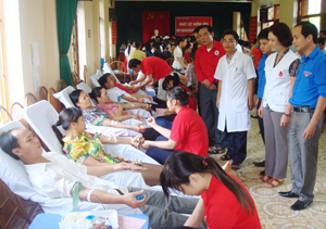 CB,CNVC-NLĐ và nhân dân huyện Kỳ Sơn  tham gia ngày hội hiến máu.