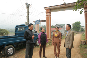 Ông Vũ Xuân Cách, Trưởng xóm  Nam Thái (ngoài cùng bên trái)  trao đổi với người dân để nắm bắt tình hình phát triển KT-XH trên địa bàn.