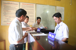 Cán bộ bộ phận “Một cửa” thị trấn Cao Phong nâng cao chất lượng phục vụ hướng tới sự hài lòng của tổ chức, nhân dân đến giao dịch.