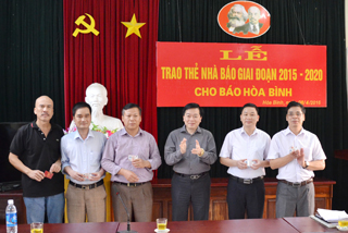 Đồng chí Nguyễn Văn Chương, TUV, Phó Chủ tịch UBND tỉnh trao thẻ nhà báo cho các đồng chí trong Ban Biên tập Báo Hòa Bình và thường trực Hội Nhà báo tỉnh.