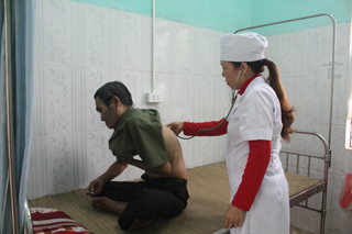 Bác sĩ Phòng khám Đa khoa khu vực thuộc Bệnh viện Đa khoa huyện Kỳ Sơn chăm sóc sức khỏe nhân dân.