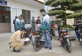 Người dân đến phòng CSGT (Công an tỉnh) đăng ký xe máy điện.