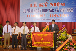 Đồng chí Trần Đăng Ninh, Phó Bí thư thường trực Tỉnh uỷ tặng bức trướng của Tỉnh uỷ, HĐND, UBND, Ủy ban MTTQ tỉnh cho Liên minh HTX tỉnh.

 

