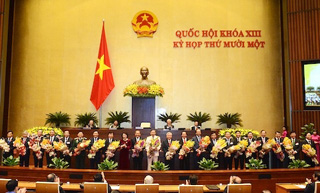 Chủ tịch Quốc hội Nguyễn Thị Kim Ngân tặng hoa và chúc mừng 21 thành viên mới của Chính phủ. 
