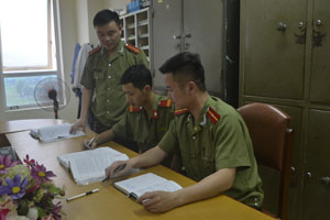 Cán bộ, chiến sĩ phòng An ninh điều tra (Công an tỉnh) 

rà soát danh sách những người xuất cảnh trái phép đi làm việc ở nước ngoài. 

