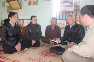 Chi hội khuyến học xóm Đồi,  xã Tây Phong (Cao Phong) đến hộ gia đình tuyên truyền, vận động về các tiêu chí trong xây dựng “cộng đồng khuyến học”.

