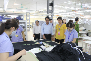 Đoàn kiểm tra liên ngành kiểm tra thực tế tại xưởng sản xuất của Công ty May quốc tế Tesoro Woojin.

 

