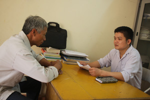Đồng chí Đinh Thanh Bình (bên phải) - công chức Tư pháp - hộ tịch UBND xã Do Nhân (Tân Lạc) là 1 trong 10 cá nhân tiêu biểu được Chủ tịch UBND tỉnh tặng bằng khen vì có thành tích trong công tác phòng, chống tham nhũng.

