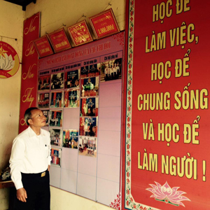 Ông Vũ Mạnh Tùng, Phó Chủ tịch Thường trực Hội Khuyến học huyện Yên Thủy giới thiệu về một số hình ảnh của “góc khuyến học”.

