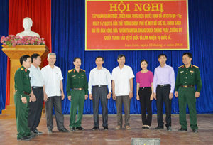 Các đồng chí trong BCĐ thực hiện Quyết định 49 tỉnh trao đổi kế hoạch triển khai thực hiện Quyết định 49 với các đồng chí trong Ban Chỉ đạo thực hiện Quyết định 49 huyện Lạc Sơn.

