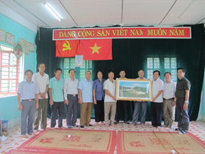 Các thành viên Ban Văn hóa - Xã hội và Dân tộc (HĐND tỉnh khóa XV), tặng bức tranh lưu niệm cho nhà văn hóa xóm Mơ, xã Hiền Lương  (Đà Bắc) trong chuyến khảo sát chuyên đề tại huyện.
