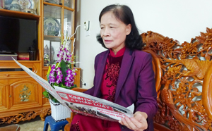Bà Bùi Thị Bình thường xuyên cập nhật thông tin thời sự trên báo chí. 

