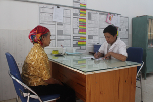 Người dân có thẻ BHYT được tư vấn, chăm sóc sức khỏe ban đầu tại trạm y tế xã Vạn Mai (Mai Châu).
