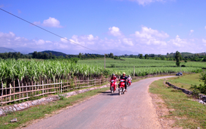 Hạ tầng giao thông nông thôn trên địa bàn huyện Cao Phong cơ bản đáp ứng nhu cầu đi lại của người dân. ảnh: Tuyến đường giao thông xóm Đồi đi xóm Lãi, xã Tây Phong.  

