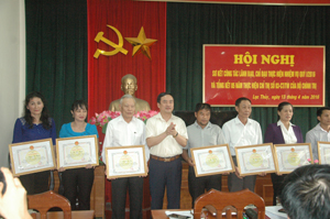 Lãnh đạo huyện Lạc Thủy trao giấy khen cho các cá nhân có thành tích xuất sắc trong học tập và làm theo tấm gương đạo đức Hồ Chí Minh giai đoạn 2011 – 2015.    
