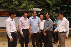 Đồng chí Trần Đăng Ninh, Phó Bí thư thường trực Tỉnh ủy và các thành viên đoàn công tác kiểm tra thực tế công tác chuẩn bị bầu cử tại xã Chiềng Châu.

