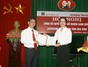Bà Nguyễn Thị Phượng – Phó Tổng Giám đốc Agribank Việt Nam trao quyết định bổ nhiệm có thời hạn 5 năm đối với ông Phạm Kiên Cường, Giám đốc Agribank Hòa Bình. 

