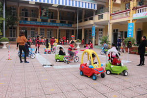 Các cô giáo trường mầm non Phương Lâm (TP Hòa Bình) hướng dẫn các cháu tham gia chơi sân trường giao thông. 

