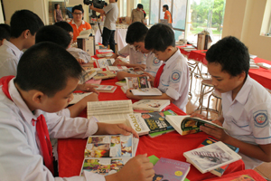 Đông đảo các em học sinh tham gia Ngày sách Việt Nam.
