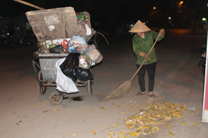 Công nhân Công ty CP môi trường đô thị Hòa Bình đảm bảo tốt việc quét, dọn thu gom, vận chuyển rác thải trên các tuyến đường thành phố Hòa Bình.
