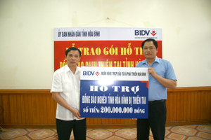 Đồng chí Bùi Văn khánh, Ủy viên TVTU, Phó Chủ tịch UBND tỉnh tiếp nhận 200 triệu đồng từ BIDV Hòa Bình giúp đỡ đồng bào bị thiên tai.  

