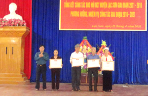 Đại diện lãnh đạo Hội NCT tỉnh tặng giấy khen cho các tập thể, cá nhân vì có thành tích xuất sắc trong phong trào Hội NCT giai đoạn 2011- 2016
