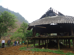 Trận lốc xoáy đã làm hư hỏng nặng căn nhà của ông Bùi Văn Báo, xóm Hày Dưới, xã Bắc Sơn(huyện Tân Lạc)

