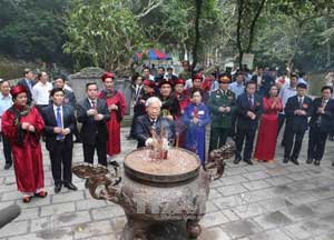 Tổng Bí thư Nguyễn Phú Trọng và đoàn đại biểu lãnh đạo Đảng, Nhà nước dự và đang hương tưởng niệm các Vua Hùng.

 

