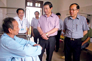 Đồng chí Bùi Văn Cửu, Phó Chủ tịch TT UBND tỉnh và đoàn công tác thăm hỏi bệnh nhân tại Bệnh viện Đa khoa huyện Đà Bắc.