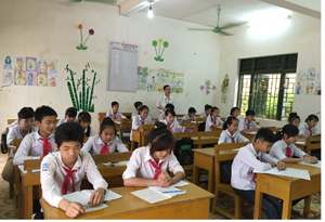 Một giờ học của học sinh lớp 8, trường THCS Hùng Tiến (Kim Bôi).