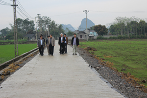 Đoàn công tác đi kiểm tra thực tế đường GTNT xóm Lòng, xã Yên Trị, Yên Thủy.