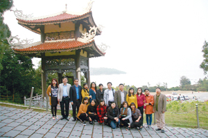 Đoàn cán bộ, phóng viên Báo Hòa Bình trong lần đến thăm, viếng nơi an nghỉ của Đại tướng Võ Nguyên Giáp tại Vũng Chùa - Đảo Yến (Quảng Bình).