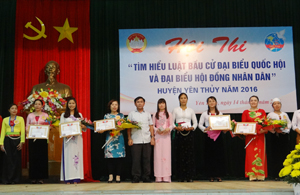 Lãnh đạo Huyện Yên Thủy trao giấy khen cho các đội có phần thi xuất sắc.