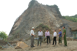 Đoàn kiểm tra liên ngành kiểm tra mỏ đá của Công ty TNHH MTV Quang Huy, xã Bình Thanh (Cao Phong).