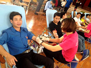 ĐVTN huyện Lương Sơn tham gia hiến máu tình nguyện.