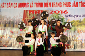 Một tiết mục đặc sắc trong liên hoan chiêng Mường, trình tấu nhạc cụ dân tộc, hát dân ca và trình diễn trang phục dân tộc Mường ngành GD&ĐT huyện Lạc Sơn năm 2016.