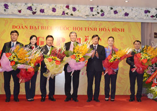 Đồng chí Trần Đăng Ninh, Phó Bí thư TT Tỉnh ủy tặng những bó hoa tươi thắm thay lời tri ân của Đảng bộ, chính quyền, MTTQ và các tầng lớp nhân dân trong tỉnh  tới các thành viên  ĐBQH tỉnh khóa XIII.