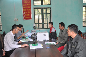 Các hộ dân xã Tân Pheo đến giao dịch với cán bộ tín dụng NHCSXH huyện Đà Bắc.