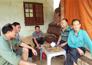 Trưởng xóm Trung Mường 1 và 2 (thứ 2 bên phải sang) gặp gỡ, nắm bắt tư tưởng của nhân dân và làm tốt công tác tuyên truyền trong công tác GPMB.