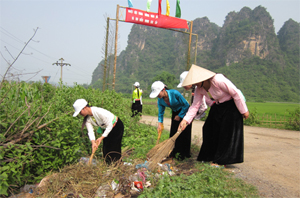 Cộng đồng dân cư xóm Cộng, xã Quy Hậu thường xuyên quét dọn, làm sạch môi trường đường làng ngõ xóm.