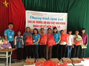 Đội tình nguyện viên CTĐ thành phố Hòa Bình trao quà cho hộ nghèo của xã Quyết Chiến (Tân Lạc).