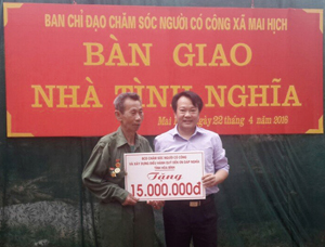 Lãnh đạo Sở LĐ-TB&XH, trao tiền hỗ trợ xây dựng nhà tình nghĩa cho ông Vì Văn Toản.